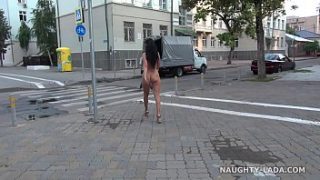 complet nud în nud public pe străzile orașului