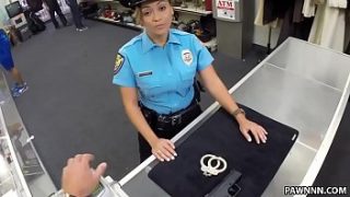 Dna ofițer de poliție dorește să-și amaneteze arma – Pion XXX