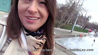 Păsărică părosă gagica rusească se fute în mașină în public